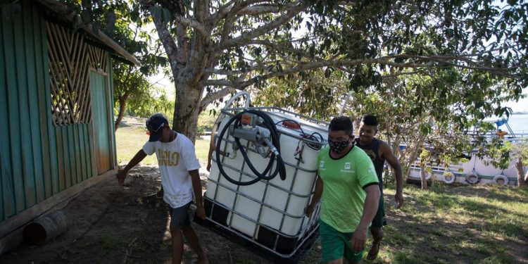 capacitação de ribeirinhos, em comunidades da Amazônia, para armazenar corretamente combustível na região. Na região usa-se muito a gasolina para geradores de energia. esse combustível, muitas vezes é armazenado de maneira incorreta e perigosa no fundo das casas, o que coloca em risco os trabalhadores e suas famílias.