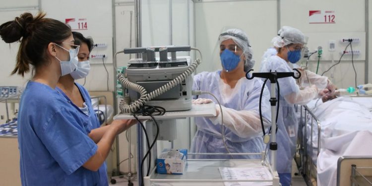 Médicos fazem treinamento no hospital de campanha para tratamento de covid-19 do Complexo Esportivo do Ibirapuera.