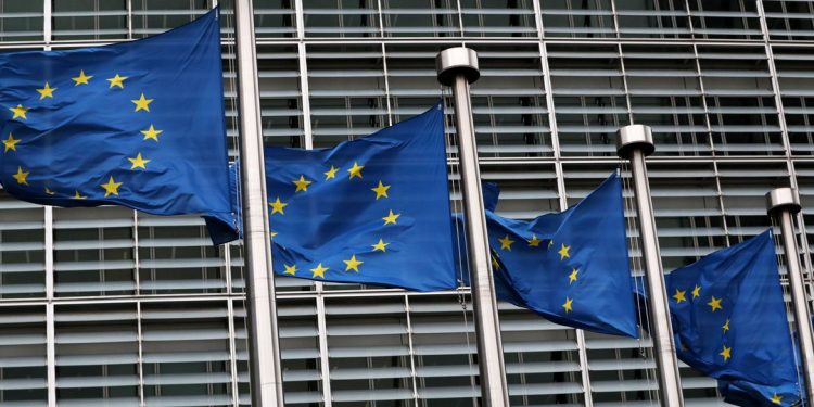 Bandeiras da União Europeia na sede da Comissão Europeia em Bruxelas, Bélgica.
foto: Reuters/ Yves Herman