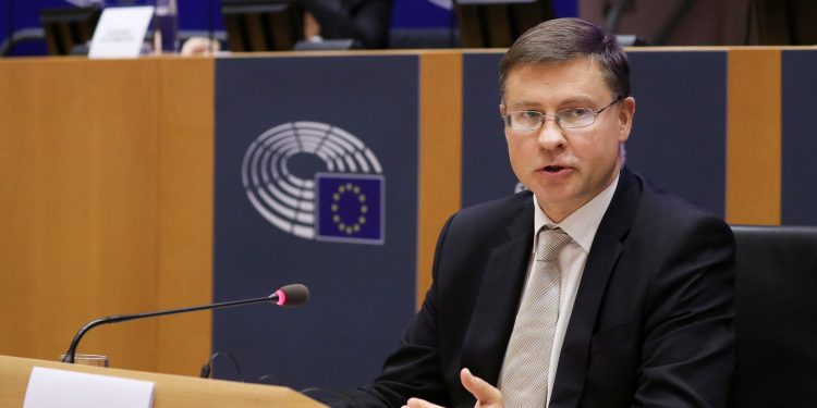 O comissário de Comércio, Valdis Dombrovskis, no Parlamento Europeu em 2 de outubro.YVES HERMAN / REUTERS