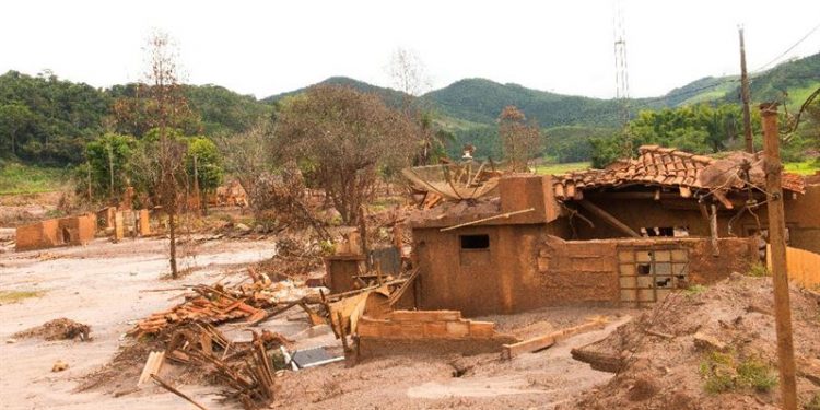 Mineração e desastre ambiental: bairro devastado pelo rompimento da barragem de dejetos da Samarco em Mariana, povoado de Paracatu, em 2016