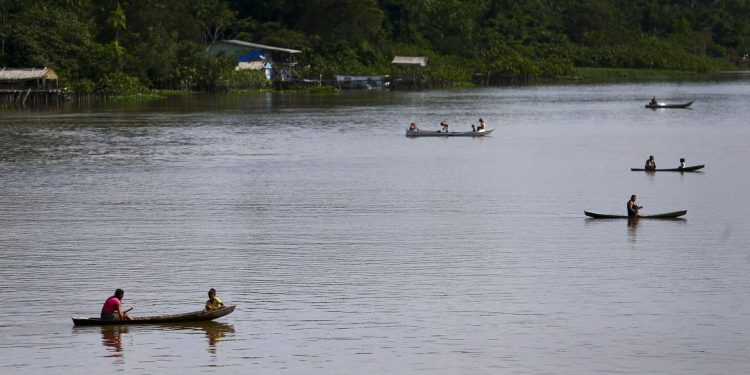 Moradores de comunidades ribeirinhas do arquipélago de Marajó se aproximam do Navio Auxiliar Pará.