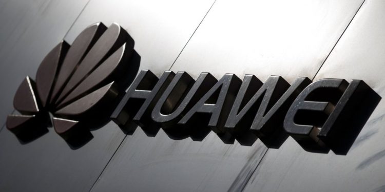 O logotipo da marca Huawei é visto acima de uma loja da fabricante de equipamentos de telecomunicações em Pequim
Foto: Reuters/Thomas Peter