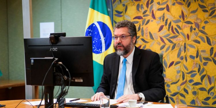 O Ministro das Relações Exteriores, Ernesto Araújo, foi um dos que recebeu o manifesto em defesa da Convenção sobre Diversidade Biológica. Foto: Leonardo Hladczuk/MRE