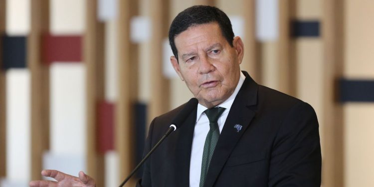 O vice-presidente da República e presidente do Conselho Nacional da Amazônia Legal, Hamilton Mourão, fala à imprensa, após a terceira reunião do colegiado, no Palácio Itamaraty em Brasília - Fabio Rodrigues Pozzebom