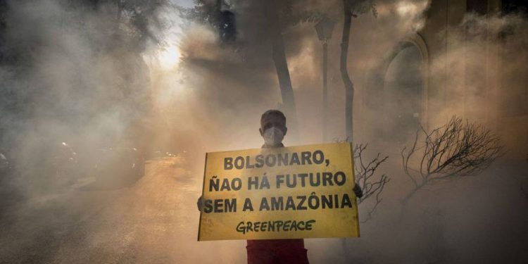 ONG Greenpeace Brasil faz protesto contra incêndios na Amazônia foto:PEDRO ARMESTRE