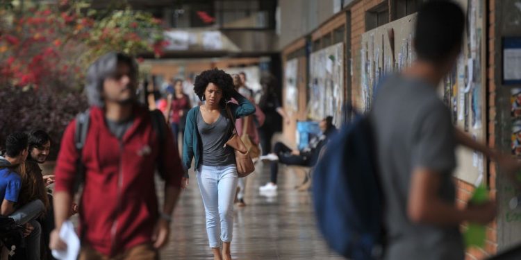 UnB foi a primeira universidade federal a adotar sistema de cotas raciais


UnB reserva vagas para negros desde o vestibular de 2004


Percentual de negros com diploma cresceu quase quatro vezes desde 2000, segundo IBGE - foto: Marcello Casal Jr