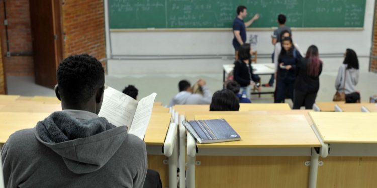 UnB foi a primeira universidade federal a adotar sistema de cotas raciais


UnB reserva vagas para negros desde o vestibular de 2004


Percentual de negros com diploma cresceu quase quatro vezes desde 2000, segundo IBGE
foto: Marcello Casal Jr