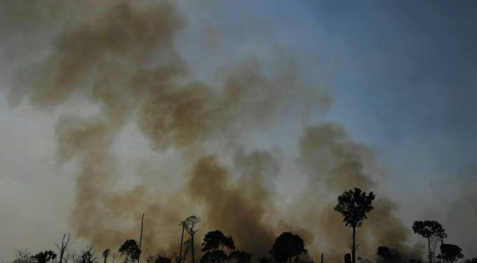 Queimada na Amazônia: países europeus temem que a expansão do mercado de produtos agrícolas e carnes cause um aumento dramático do desmatamento na região (Aldo Gamboa/AFP Photo)