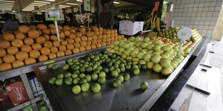 Apesar de afirmarem haver estoque, alguns produtos como cítricos, já começam a faltar nas gôndolas dos supermercados.  (Fabio Rodrigues Pozzebom/Agência Brasil)