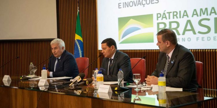 Coletiva com o ministro de Ciência, Tecnologia e Inovações (MCTI), Marcos Pontes, o Vice-Presidente da República, Hamilton Mourão, que preside o Conselho da Amazônia, e o diretor do INPE, Clezio Marcos De Nardin. Foto: Leonardo Moraes/ASCOM/MCTI.