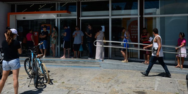 Agência bancária funcionando com fila, durante o período de isolamento social causado pela pandemia do novo coronavírus (covid-19). - foto: Fernando Frazão