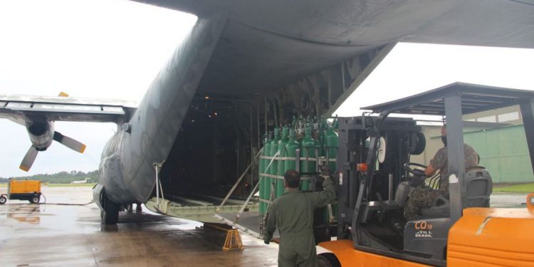 Avião militar C-130, da FAB, com cilindros de oxigênio para tratamento de pacientes de covid-19 em Manaus.