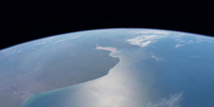 Trecho do Atlântico Sul próximo à Argentina (à esq.) e ao Uruguai (acima), onde foram feitas as medições
Nasa