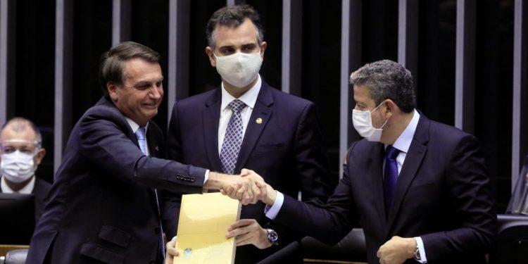 Bolsonaro cumprimenta o novo presidente da Câmara dos Deputados, Arthur Lira. No meio, o novo presidente do Senado, Rodrigo Pacheco. Foto: Luís Macedo/Câmara dos Deputados