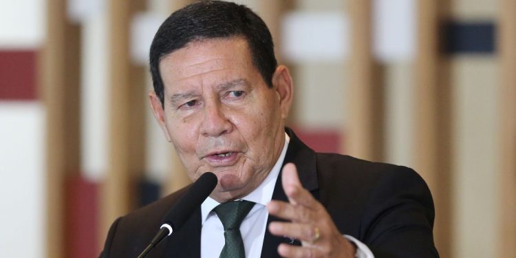 O vice-presidente da República e presidente do Conselho Nacional da Amazônia Legal, Hamilton Mourão, fala à imprensa, após a terceira reunião do colegiado, no Palácio Itamaraty em Brasília - foto: Fabio Rodrigues Pozzebom