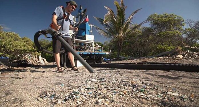 Aspirador armazena o plástico e devolve a areia para a praia.