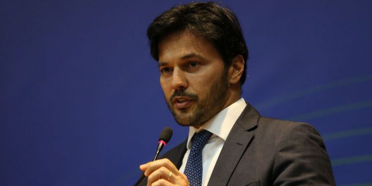 O ministro das Comunicações, Fábio Faria, discursa durante a cerimônia de comemoração aos 20 Anos do Fundo para o Desenvolvimento Tecnológico das Telecomunicações (Funttel), no Ministério das Comunicações. - foto: Fabio Rodrigues Pozzebom