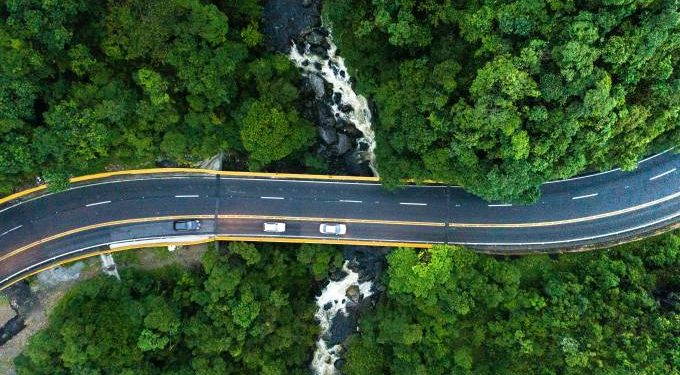 Infraestrutura: estrada passando por floresta no Brasil. (FG Trade/Getty Images)