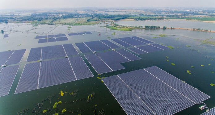 Vista aérea da maior usina solar flutuante do mundo, com capacidade de 40 megawatts de energia, na cidade de Huainan, província de Anhui, leste da China. Crédito: Imaginechina Limited | Alamy