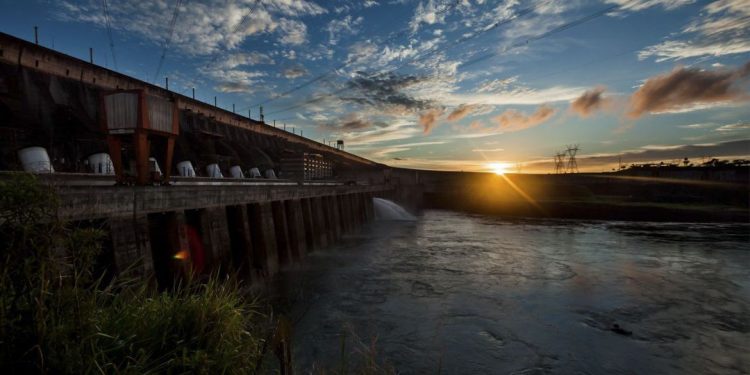 A Barragem de Itaipu é uma enorme barragem hidroelétrica no rio Paraná, entre o Brasil e o Paraguai. É conhecida pelos espetáculos de luzes noturnos e as vistas do miradouro central. O centro de comando do edifício de produção controla as turbinas da barragem. Nas proximidades, na parte paraguaia, o Museu da Terra Guarani exibe exposições sobre a cultura indígena. A norte, o refúgio Tatí Yupí é uma reserva de vida selvagem com trilhos e ave