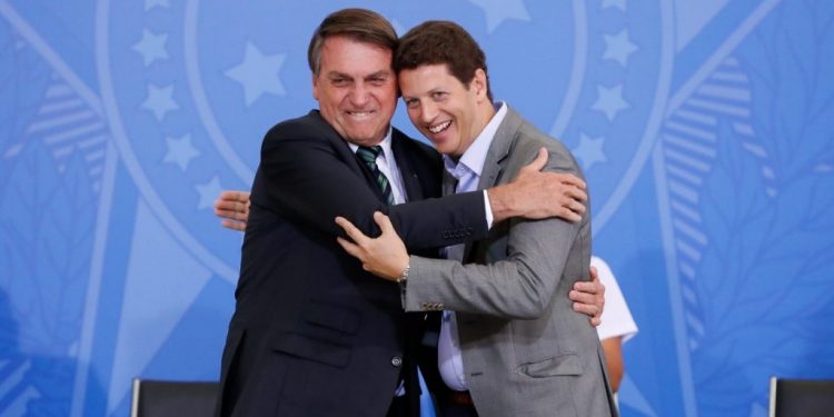 Bolsonaro e Ricardo Salles, na cerimônia de lançamento do programa Adote um Parque. Foto: Ascom/MMA.