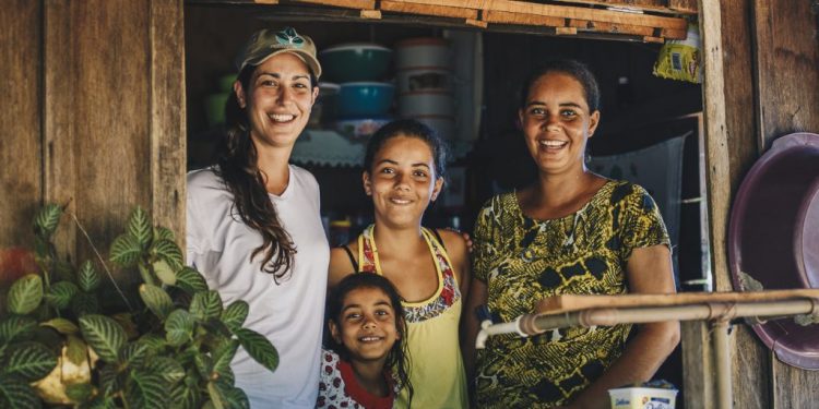 Marina Reia em 2018 com família de produtora de Apuí-AM (Divulgação/Derek Mangabeira)