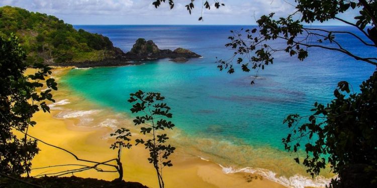 Praia do Sanho, na Baía do Sancho, em Fernando de Noronha. Foto: Rafa Tecchio/Wikipédia.