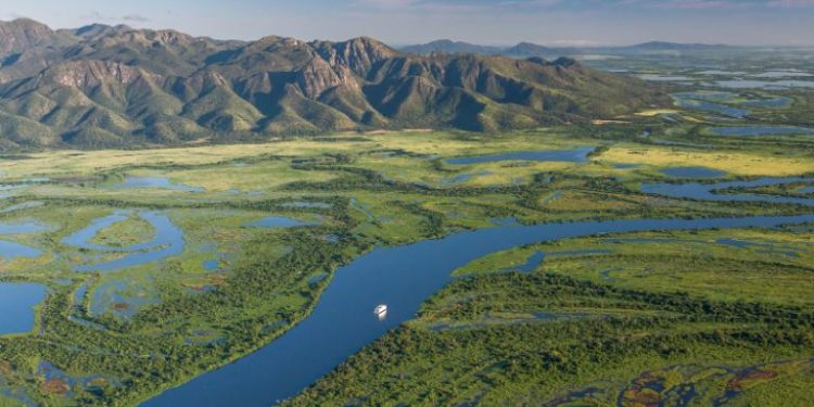 Vista aérea do Parque Nacional do Pantanal matogrossense e Rio Paraguai na divisa dos estados Mato Grosso e Mato Grosso do Sul - Serra do Amolar ao fundo. Foto: André Dib Local: Corumbá-MS Data: 05/2017 Autor: Andre Dib