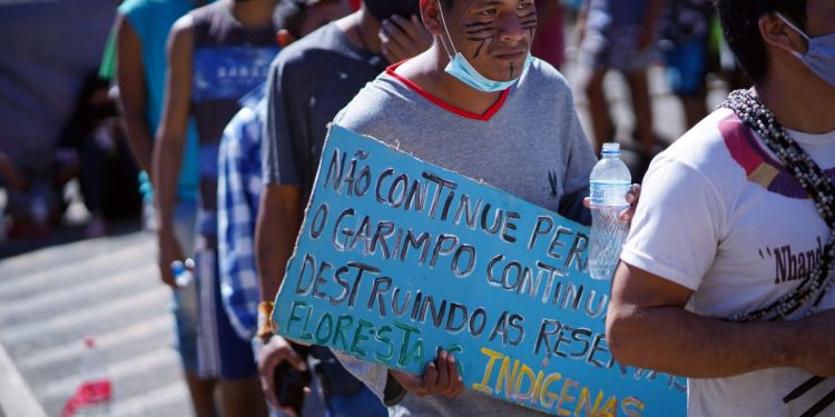 Lideranças indígenas protestam em frente ao Congresso contra a votação do PL 490. Foto: Pablo Valadares/Câmara dos Deputados.