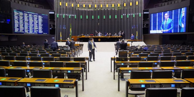 Plenário da Câmara quando foi aprovado o texto--base da lei geral do licenciamento, no dia 12 de maio. Foto: Pablo Valadares/Câmara dos Deputados.