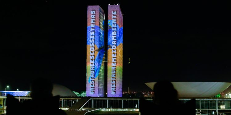 Projecão nas torres do Congresso Nacional, em comemoração ao dia Mundial do Meio Ambiente, chama a atenção para a necessidade de manter as florestas em pé, criar soluções sustentáveis para o meio ambiente urbano e a necessidade de restaurar os ecosistemas.O ato é uma iniciativa da Comissão do Meio Ambiente do Senado, Junho Verde.Sérgio Lima/Poder360 05.06.2021