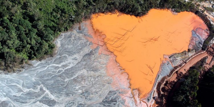 Rio doce, foto tirada quase 8 meses após o rompimento da barragem da mineradora Samarco. Foto: Felipe Werneck/Ibama.