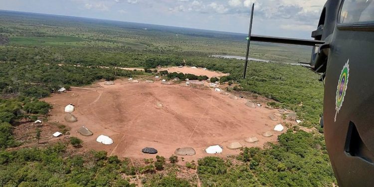 Transporte de urnas para a Terra Indígena Kaxinawá de Nova Olinda, no Alto Rio Envira, município de Feijó-AC - foto: Ascom/Ministério da Defesa