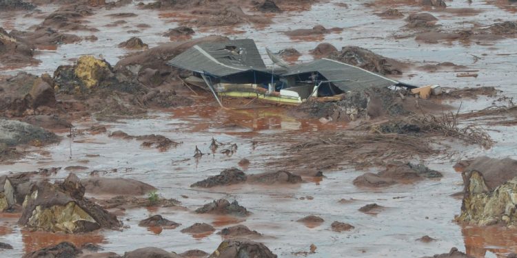 Mariana (MG) - Área afetada pelo rompimento de barragem no distrito de Bento Rodrigues, zona rural de Mariana, em Minas Gerais (Antonio Cruz/Agência Brasil)