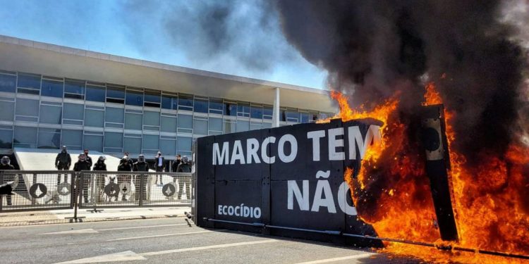 Indígenas protestam em frente ao Palácio do Planalto nesta sexta-feira (27/8) Foto divulgada pela @ApibOficial | Crédito: Alass Derivas | Deriva Jornalismo.