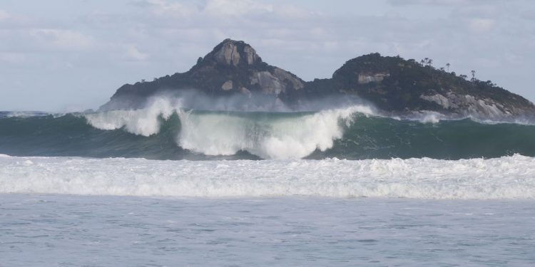 Rio de Janeiro - Mar de ressaca com ondas fortes na praia da Barra da Tijuca após passagem de ciclone extratropical que atingiu a região Sul do país e foi para o oceano. (Fernando Frazão/Agência Brasil)