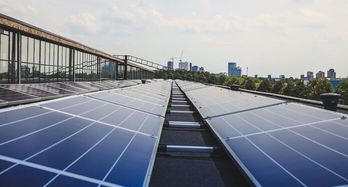 Painéis solares na cidade de Utrecht, na Holanda. Foto: Jeroen Van De Water | Unsplash