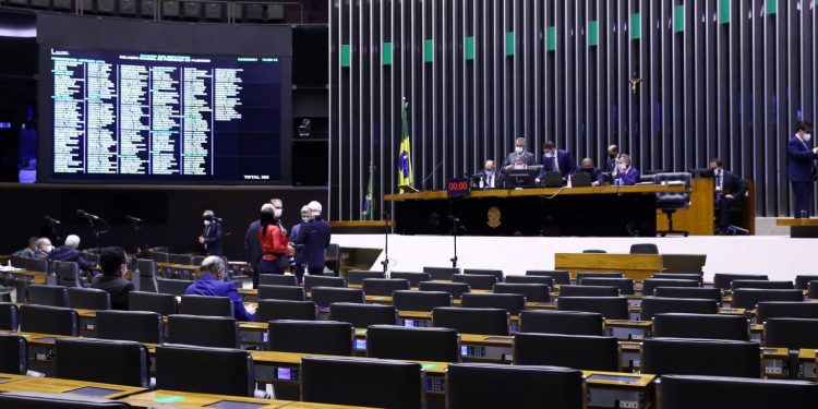 Texto principal foi aprovado por 296 votos a favor e 136 contra. Parlamentares ainda votaram os destaques no mesmo dia. Foto: Najara Araujo/Câmara dos Deputados.