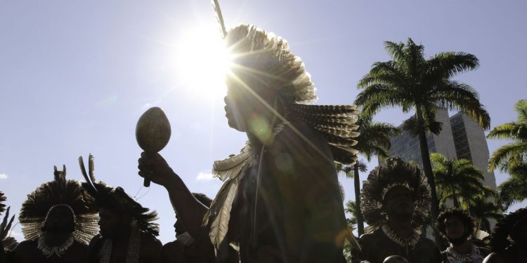 Indígenas de várias etnias fazem caminhada para acompanhar em frente ao STF a votação do chamado Marco temporal indígena - foto: Fabio Rodrigues Pozzebom