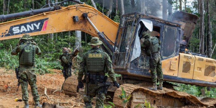 Funcionários do Ibama desativando maquinário usado em crimes ambientais - foto: Vinícius Mendonça