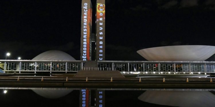 Lei que é a espinha dorsal da Política Nacional de Meio Ambiente completa 4 décadas nesta terça-feira (31). Acima, as torres do Congresso Nacional com projeção em homenagem ao Dia do Meio Ambiente, em junho. Foto: Roque de Sá/Agência Senado.