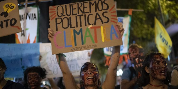 Jovens durante um protesto na Praça XV, centro do Rio de Janeiro, em 20 de setembro de 2019, no marco da "Sexta-feira pelo planeta", manifestação global contra as mudanças climáticas. Foto: Mauro Pimentel / AFP