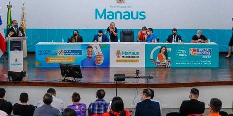 Evento de lançamento dos editais dos programas Bolsa Universidade e Bolsa Idiomas (Foto: Semcom/Divulgação)