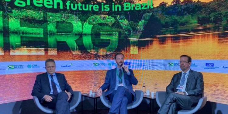 Da esquerda para direita, Gilberto Tomazoni, CEO Global da JBS, Marcelo Freire, Secretário Adjunto de Clima e Relações Internacionais do Brasil, Celso Moretti, presidente da Embrapa, durante o evento realizado no estande brasileiro na COP26, em Glasgow. Foto: MMA/Reprodução