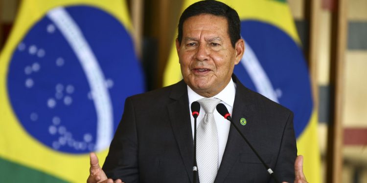 O vice-presidente da República, Hamilton Mourão, dá entrevista coletiva após a 7ª Reunião do Conselho Nacional da Amazônia Legal. - foto: Marcelo Camargo/ Agência Brasil