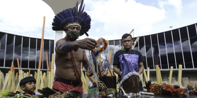 Indígenas da etnia Guajajara, durante a entrega de objetos indígenas doados ao Memorial dos Povos Indígenas, em Brasília, apreendidos pela polícia Federal na Operação Pindorama - foto: Fabio Rodrigues Pozzebom/ Agência Brasil