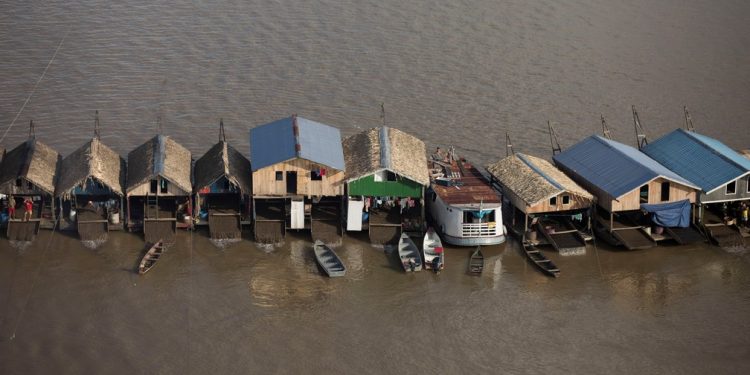 Garimpeiros instalaram centenas de dragas e balsas nos últimos 15 dias no rio Madeira, no Amazonas. — Foto: REUTERS/Bruno Kelly