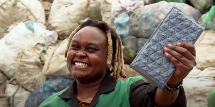 Nzambi Matee recebeu um prêmio das Nações Unidas pela criação de startup que recicla plástico na fabricação de tijolos. Foto: Reprodução YouTube | UN Environment Programme