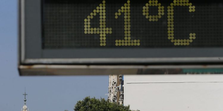 Na Avenida Presidente Vargas, com a igreja da Candelária ao fundo, termômetro registra onda de calor que atinge a cidade